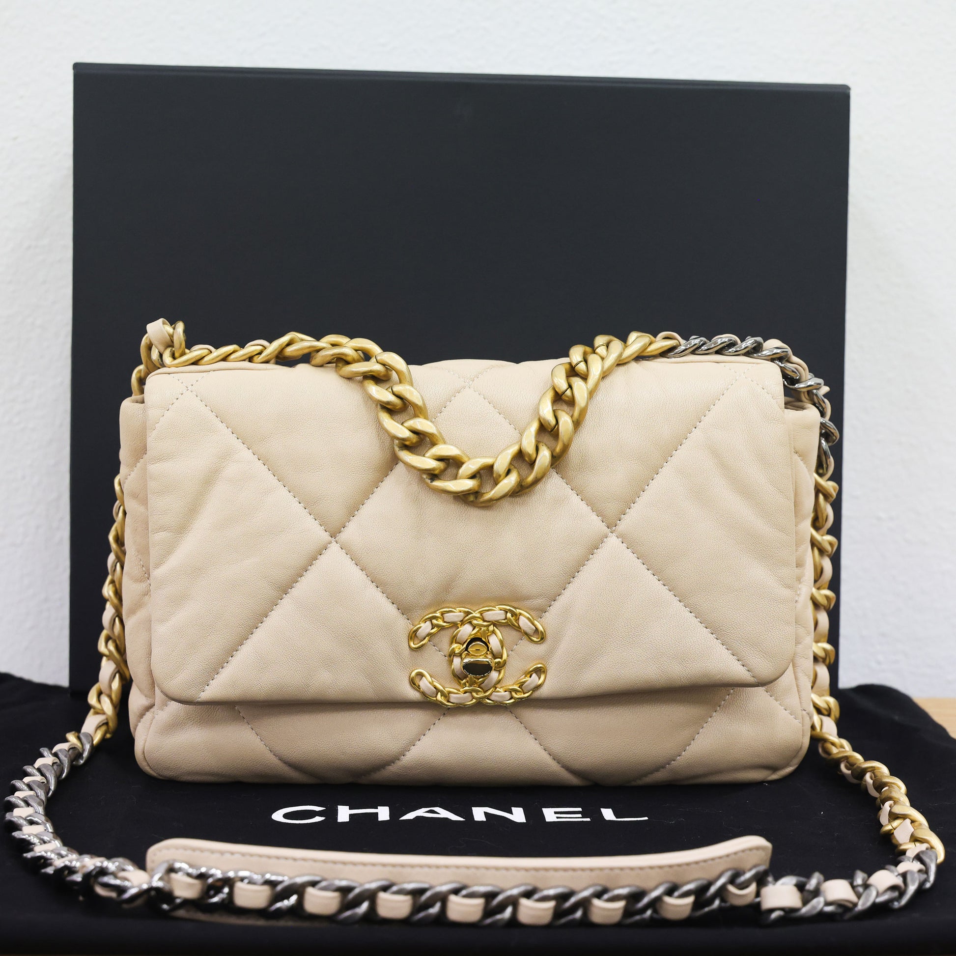 Pre-owned Chanel 19 Lambskin AS1160 Beige Chain Shoulder Bag | Luxe Again Maison