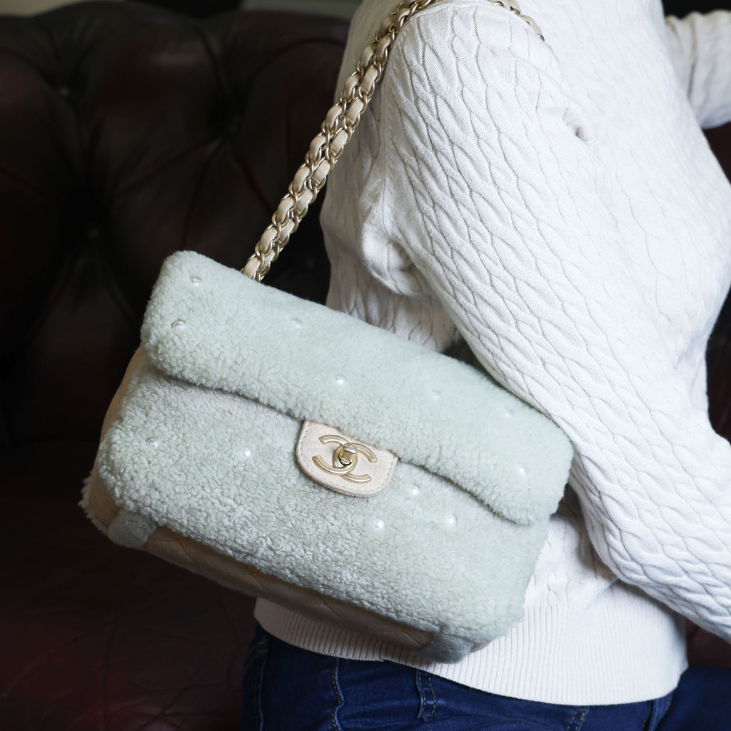 Preowned CHANEL Pearl Mouton Fur Single Flap Double Chain Bag | Luxe Again Maison