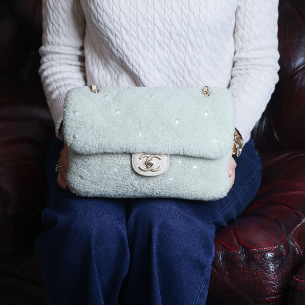 Preowned CHANEL Pearl Mouton Fur Single Flap Double Chain Bag | Luxe Again Maison