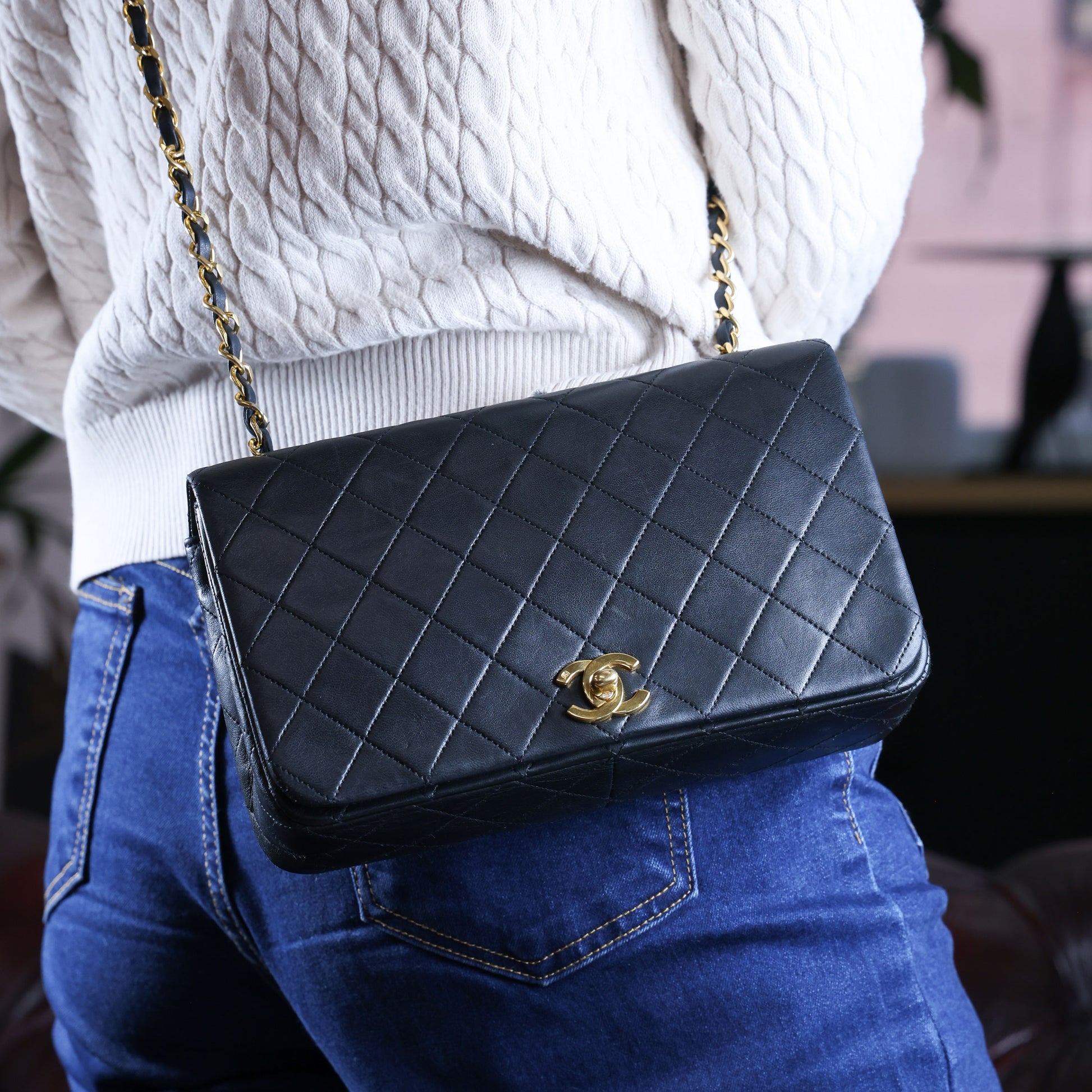 Preowned CHANEL Vintage Matelasse 23 Single Flap Black Lambskin Gold-Tone Hardware 18XXXX3 | Luxe Again Maison