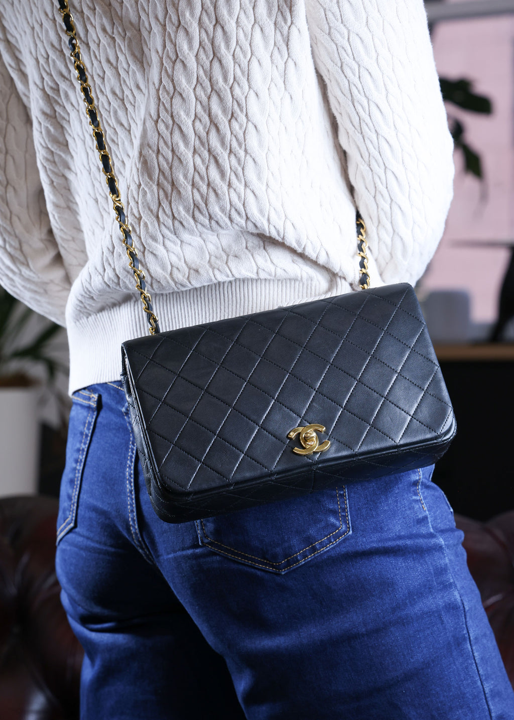 Preowned CHANEL Vintage Matelasse 23 Single Flap Black Lambskin Gold-Tone Hardware 18XXXX3 | Luxe Again Maison