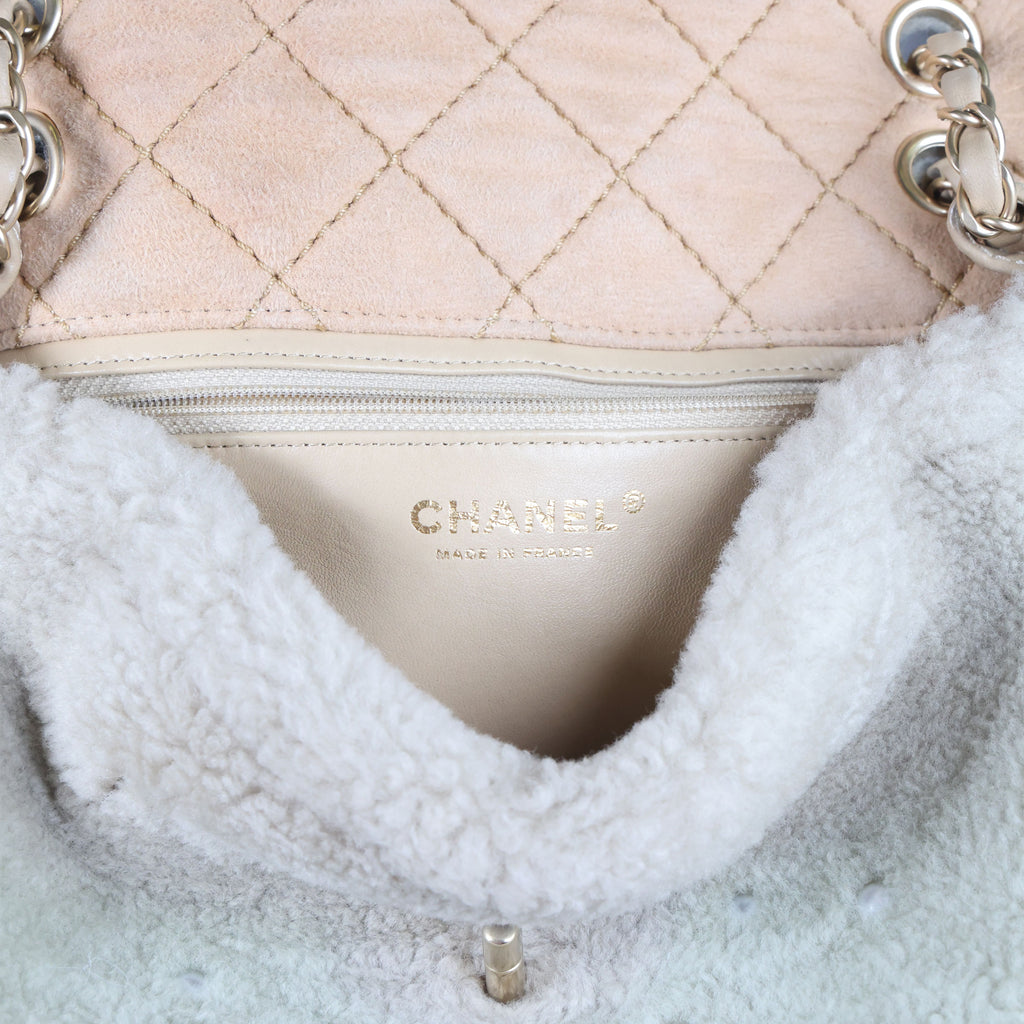 Preowned CHANEL Pearl Mouton Fur Single Flap Double Chain Bag | Luxe Again Maison