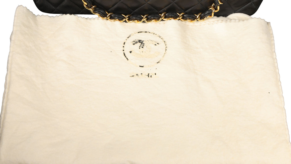 Preowned CHANEL Vintage Matelasse 34 Maxi Classic Flap Black Lambskin GHW 31XXX47 | Luxe Again Maison