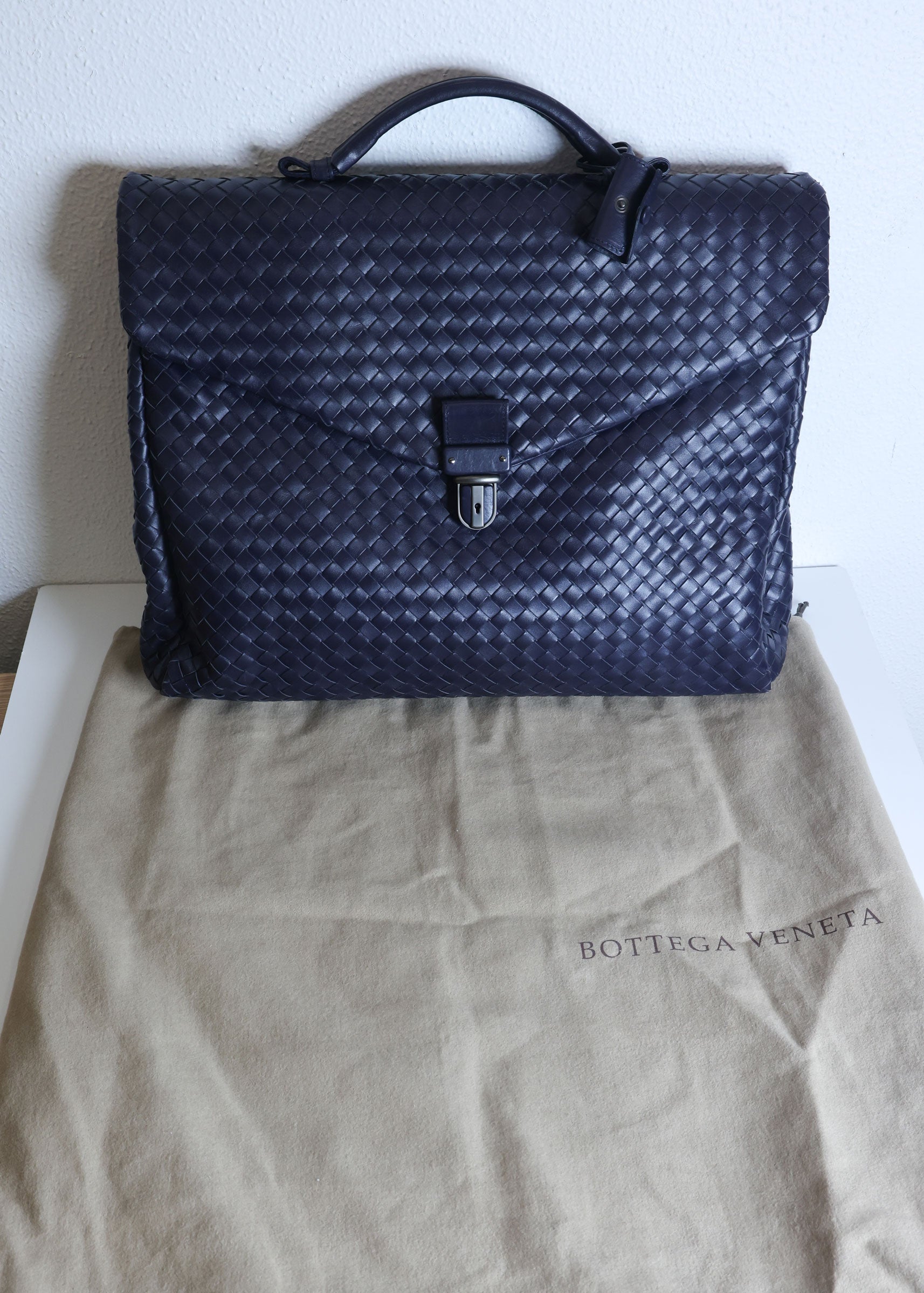 Preloved BOTTEGA VENETA Intrecciato Nappa Leather Briefcase Navy Blue | Luxe Again Maison