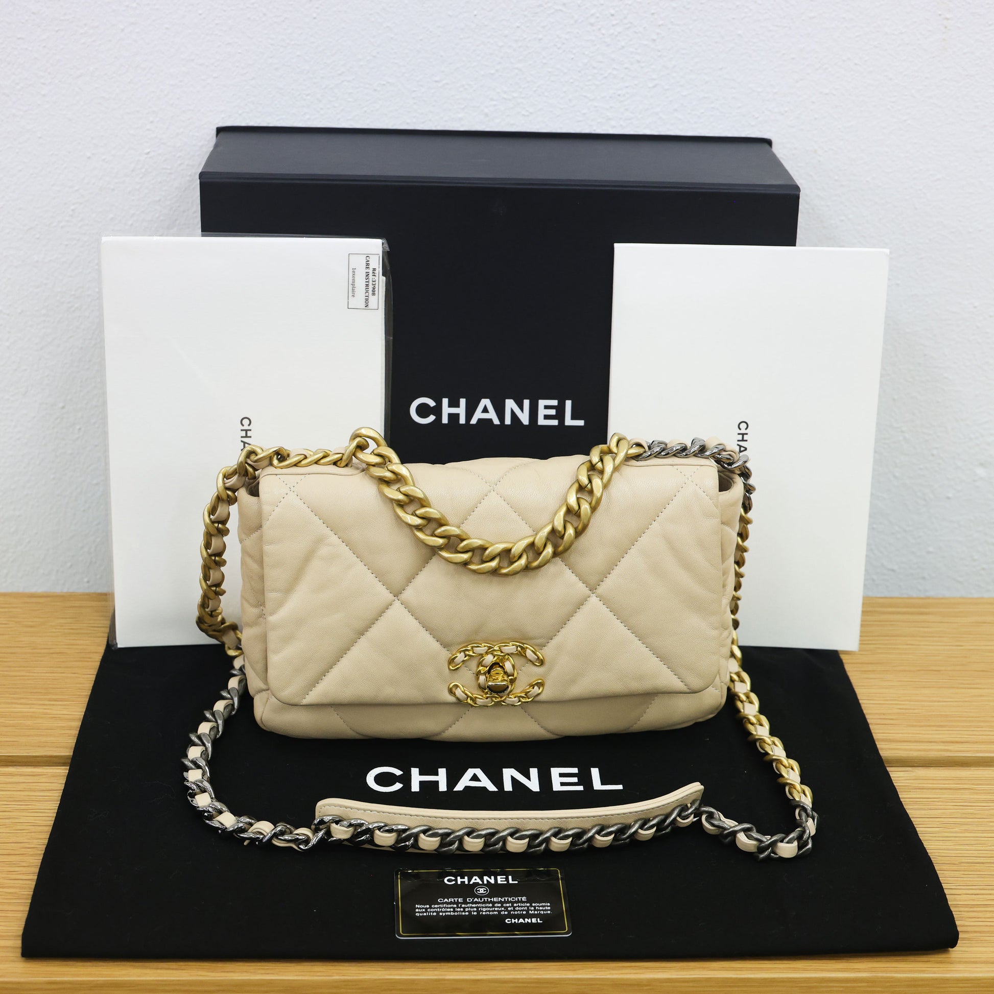 Pre-owned Chanel 19 Lambskin AS1160 Beige Chain Shoulder Bag  | Luxe Again Maison