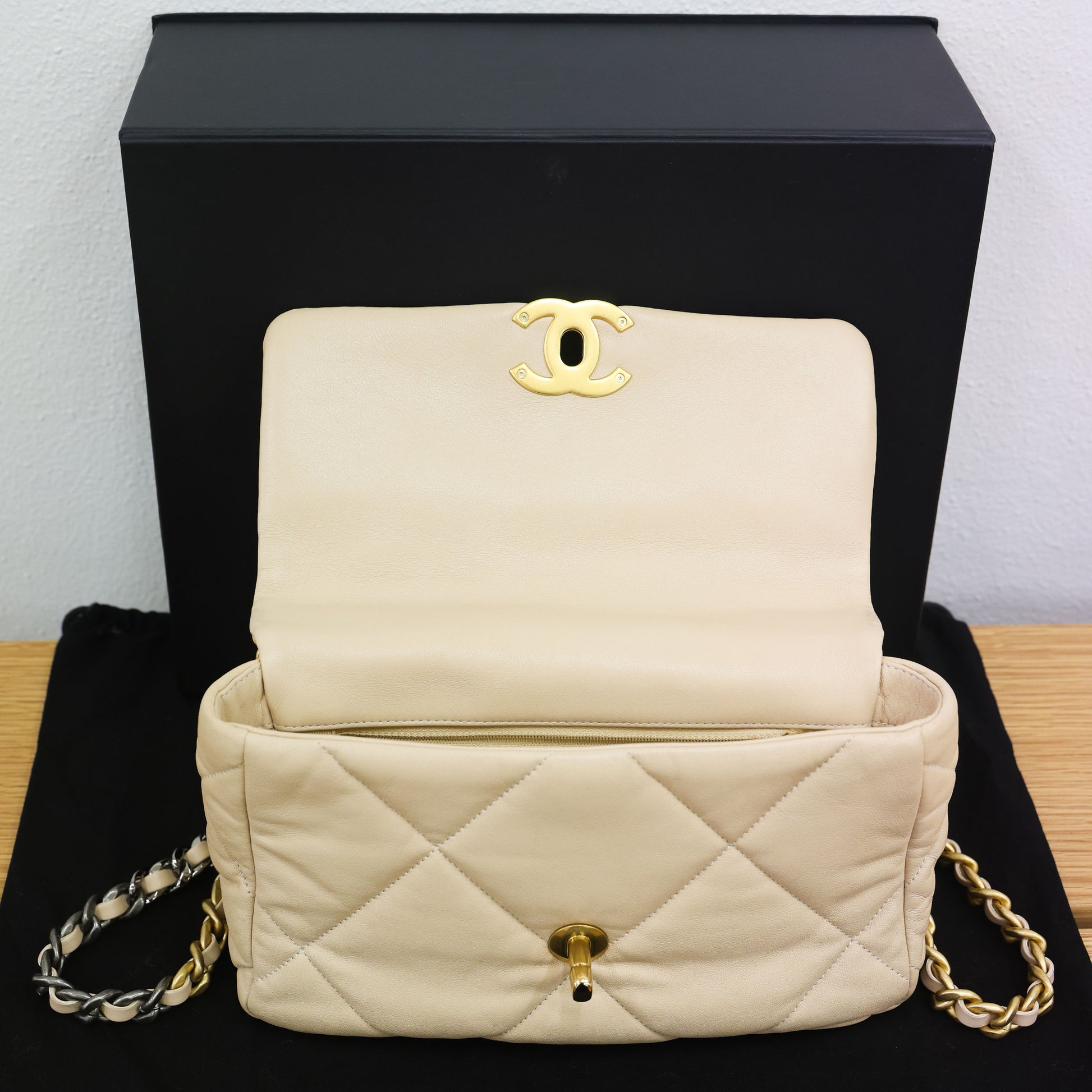 Pre-owned Chanel 19 Lambskin AS1160 Beige Chain Shoulder Bag  | Luxe Again Maison