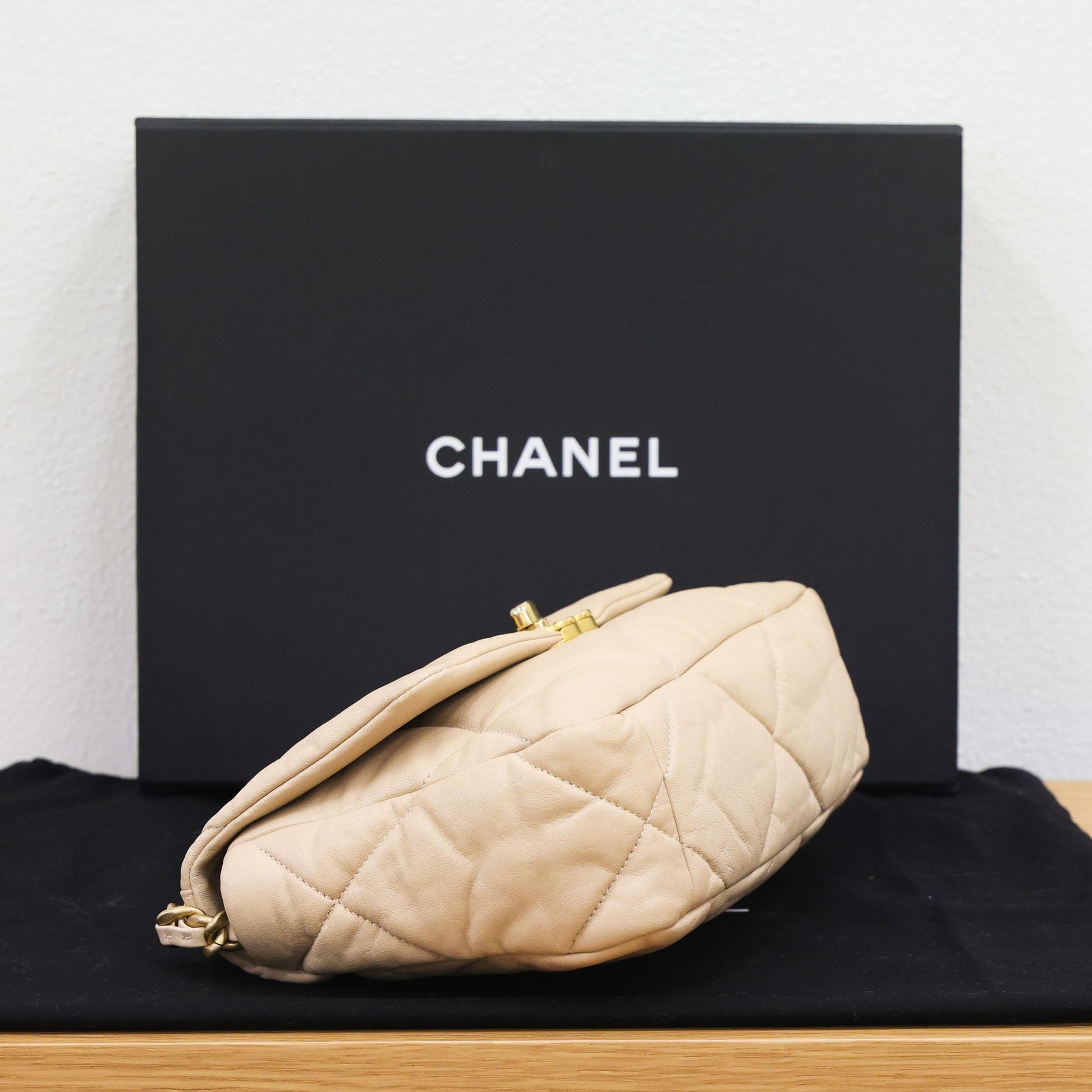 Pre-owned Chanel 19 Lambskin AS1160 Beige Chain Shoulder Bag  | Luxe Again Maison