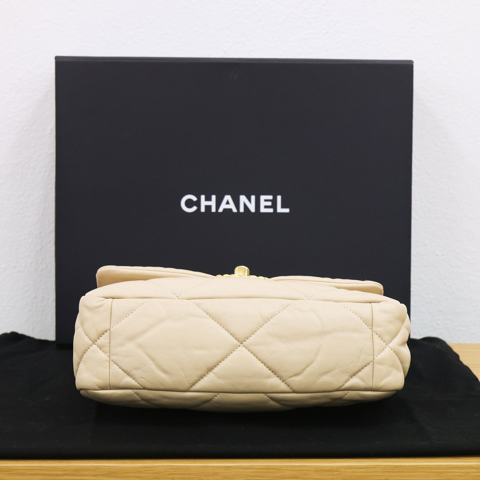 Pre-owned Chanel 19 Lambskin AS1160 Beige Chain Shoulder Bag  | Luxe Again Maison
