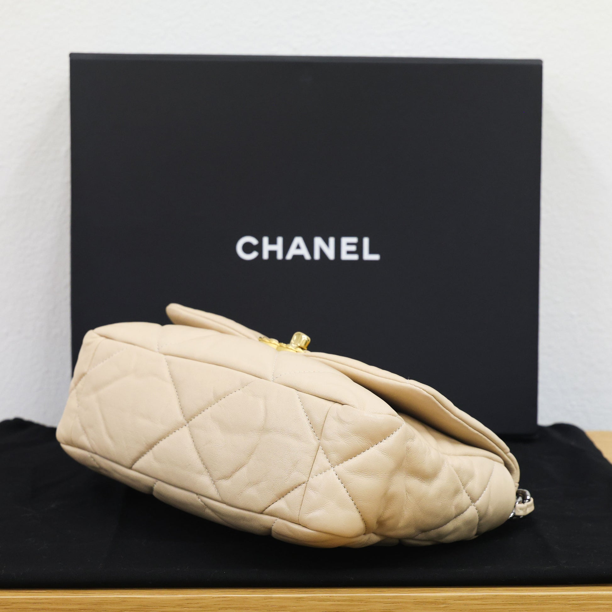 Pre-owned Chanel 19 Lambskin AS1160 Beige Chain Shoulder Bag  | Luxe Again Maison