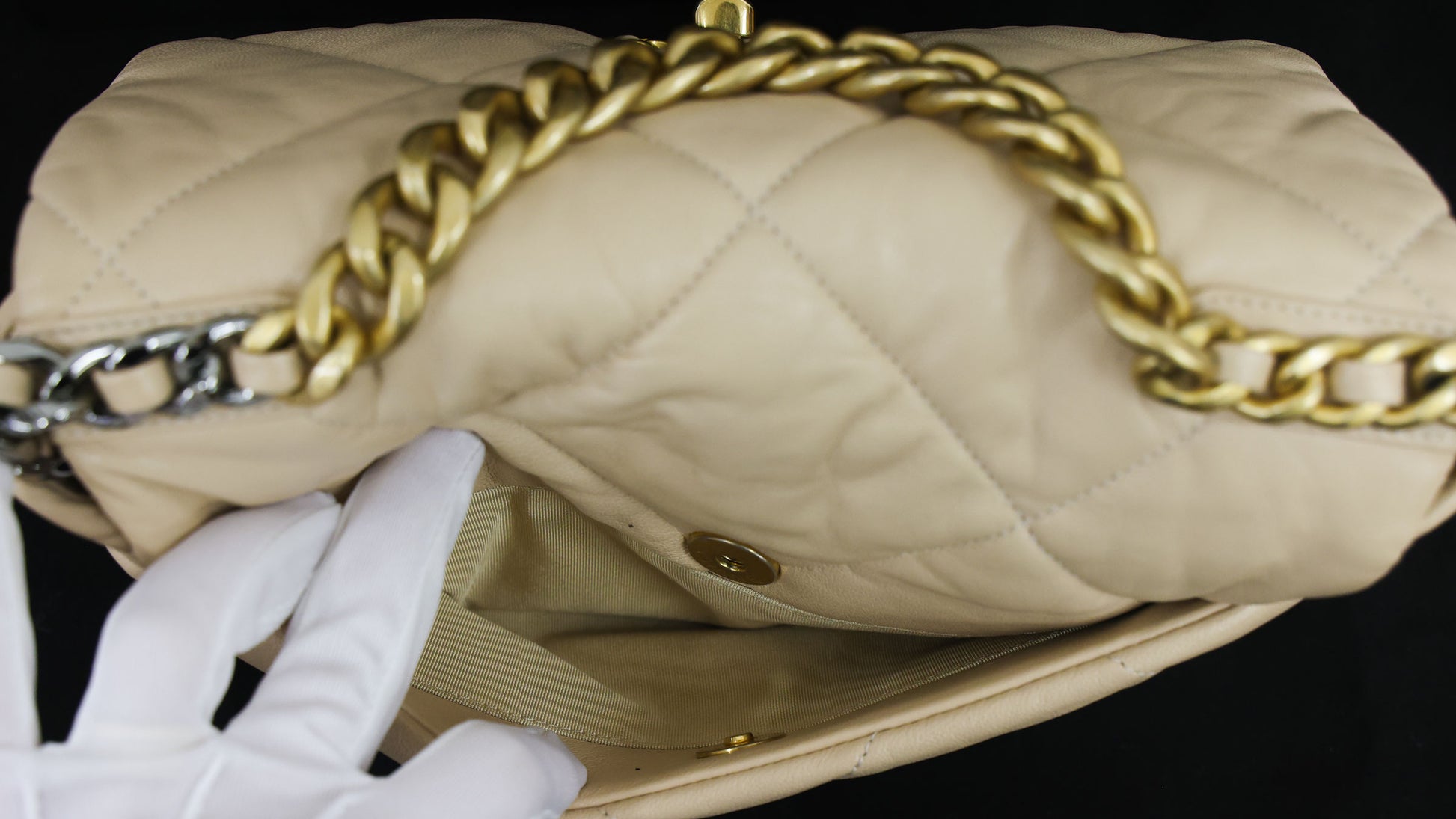 Pre-owned Chanel 19 Lambskin AS1160 Beige Chain Shoulder Bag  | Luxe Again Maison