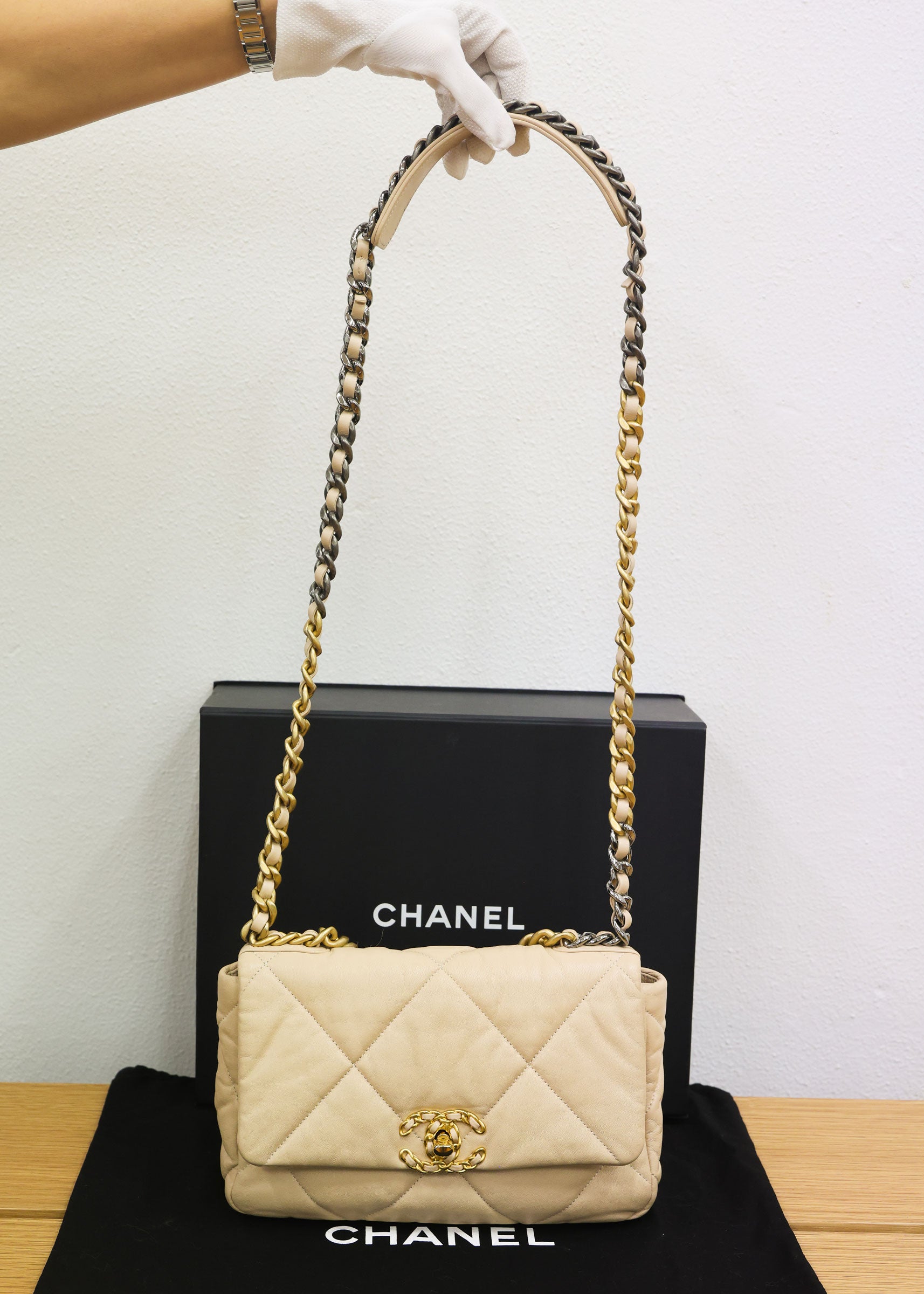 Pre-owned Chanel 19 Lambskin AS1160 Beige Chain Shoulder Bag  | Luxe Again Maison
