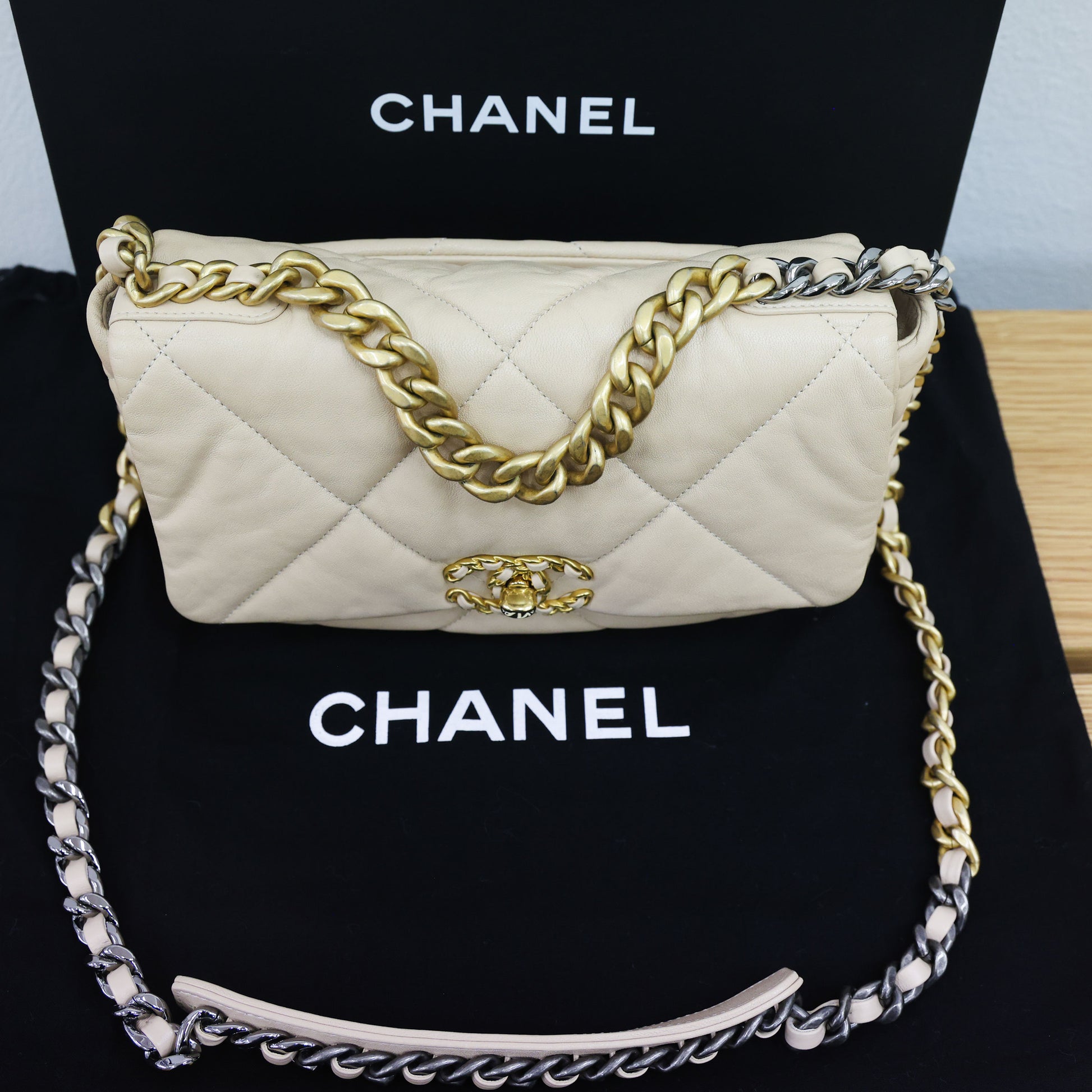 Pre-owned Chanel 19 Lambskin AS1160 Beige Chain Shoulder Bag  | Luxe Again Maison