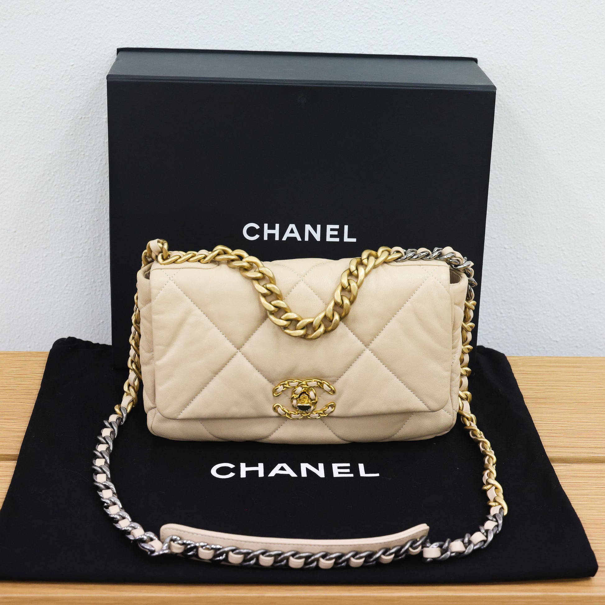 Pre-owned Chanel 19 Lambskin AS1160 Beige Chain Shoulder Bag  | Luxe Again Maison