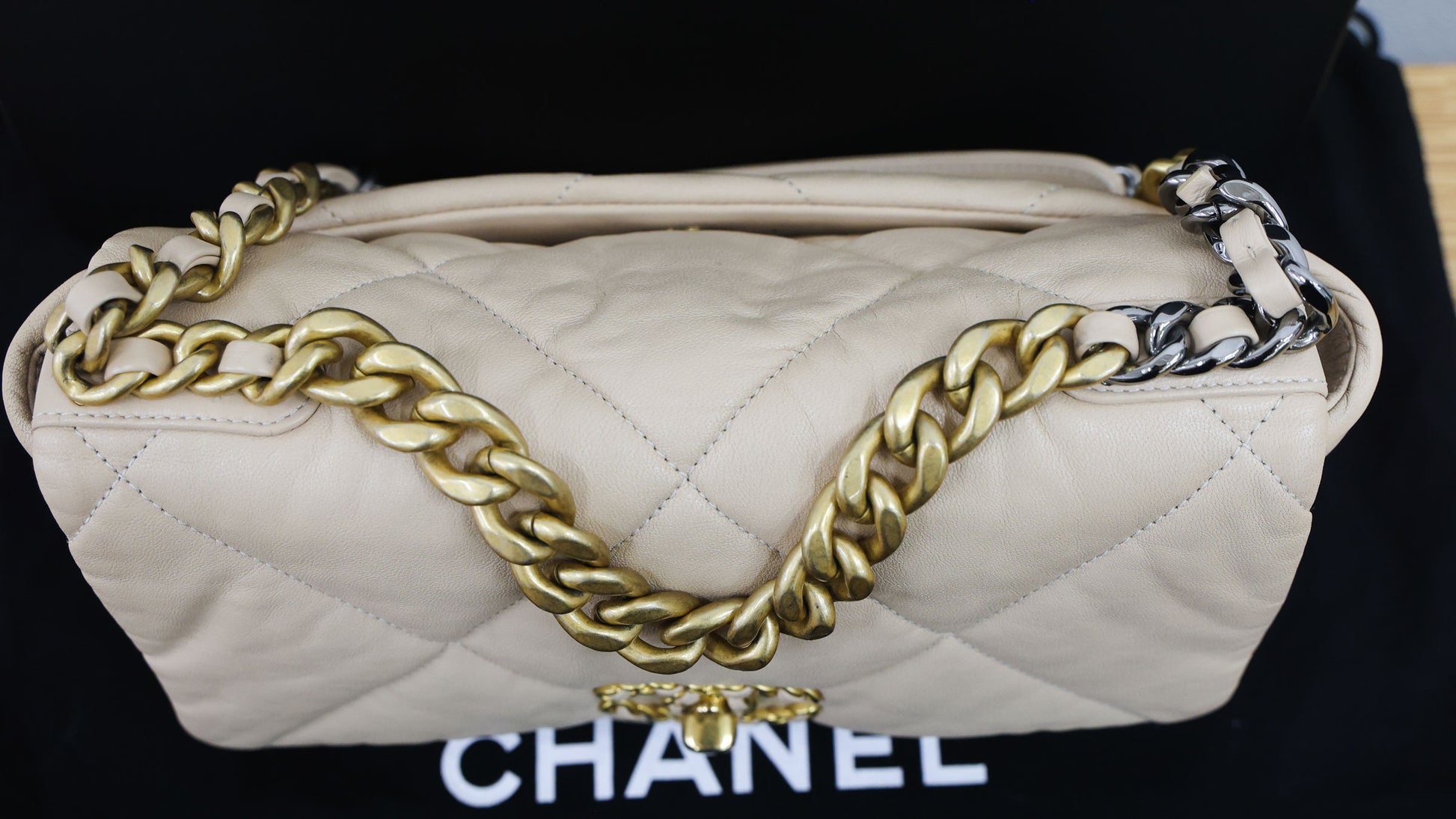 Pre-owned Chanel 19 Lambskin AS1160 Beige Chain Shoulder Bag  | Luxe Again Maison