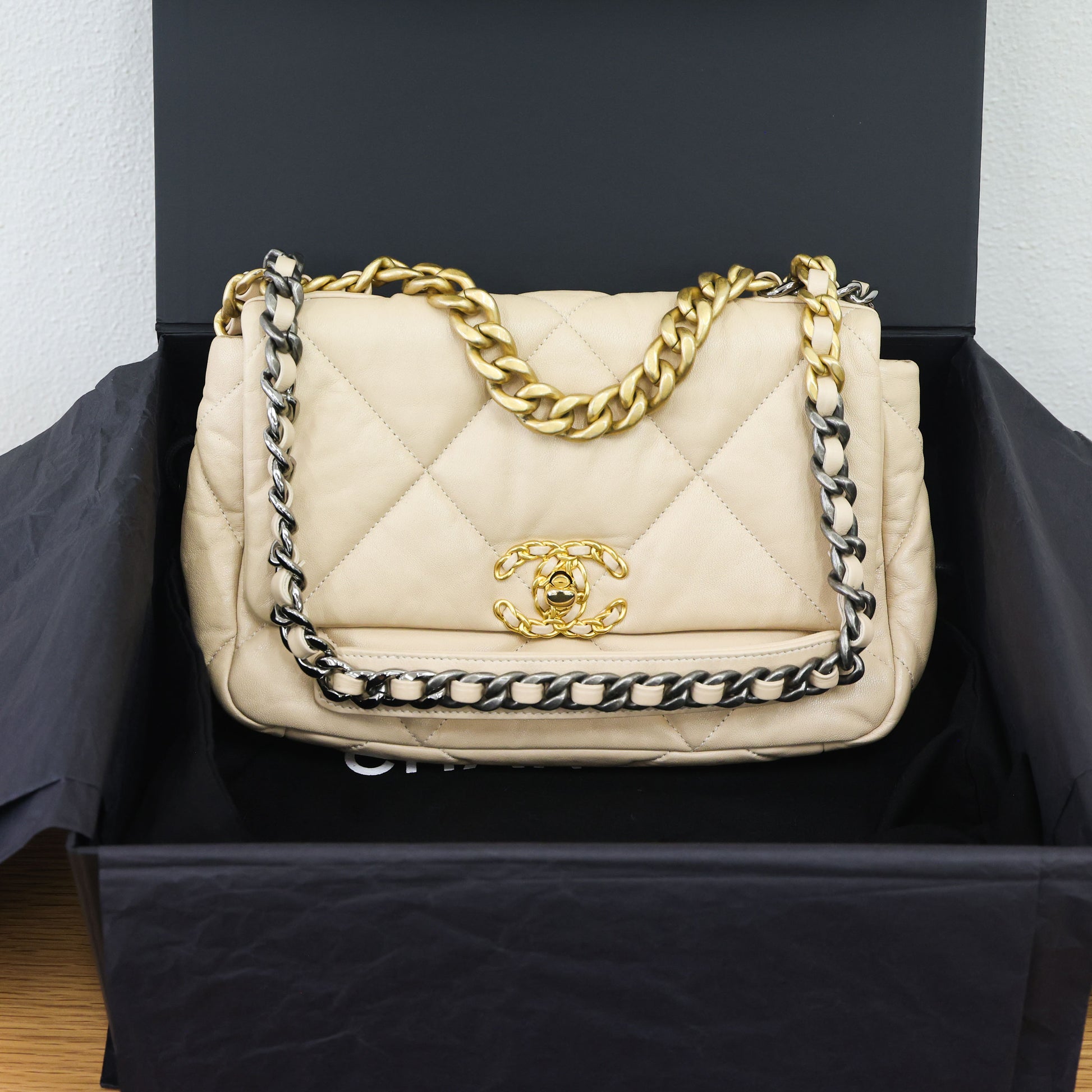Pre-owned Chanel 19 Lambskin AS1160 Beige Chain Shoulder Bag  | Luxe Again Maison