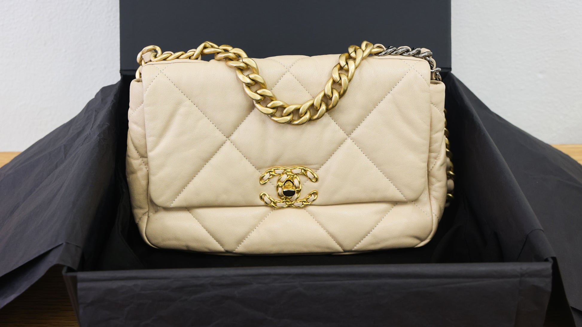 Pre-owned Chanel 19 Lambskin AS1160 Beige Chain Shoulder Bag  | Luxe Again Maison