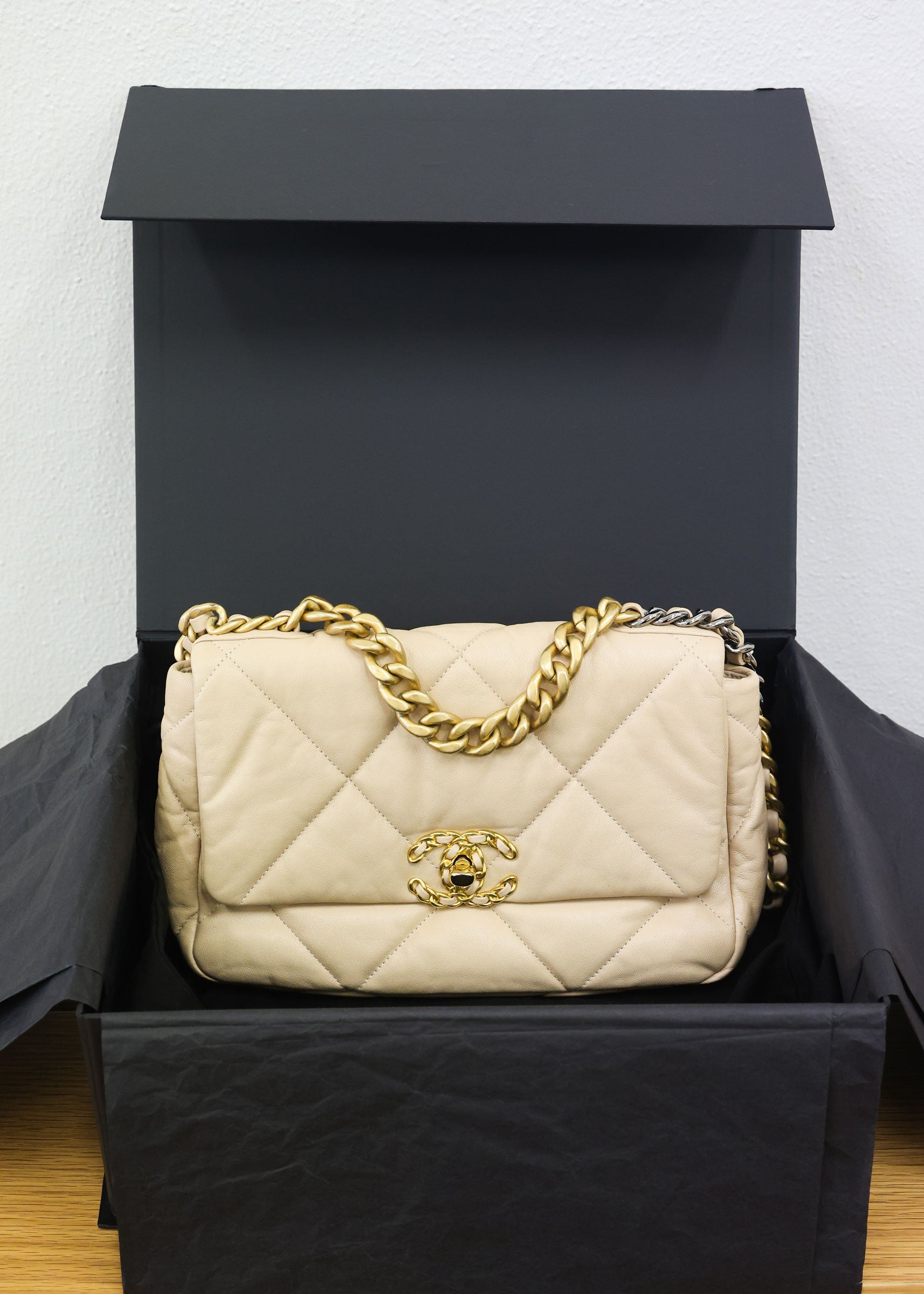 Pre-owned Chanel 19 Lambskin AS1160 Beige Chain Shoulder Bag  | Luxe Again Maison