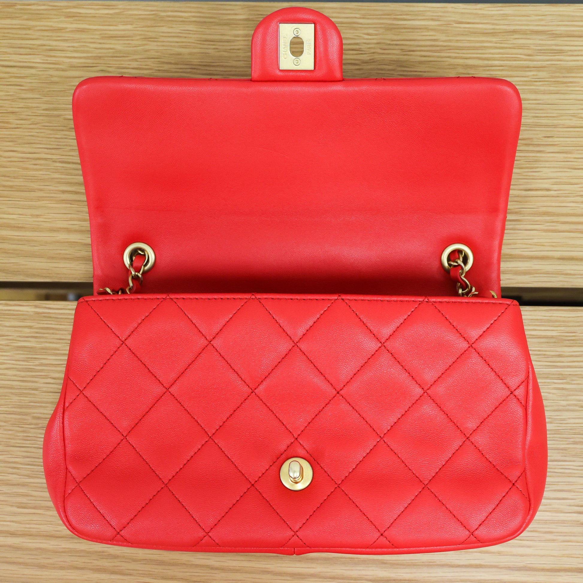 Pre-owned vintage Chanel AS1358 Matelasse Red Gold Hardware Lambskin 2 Way Chain Shoulder 29th Series Bag | Luxe Again Maison