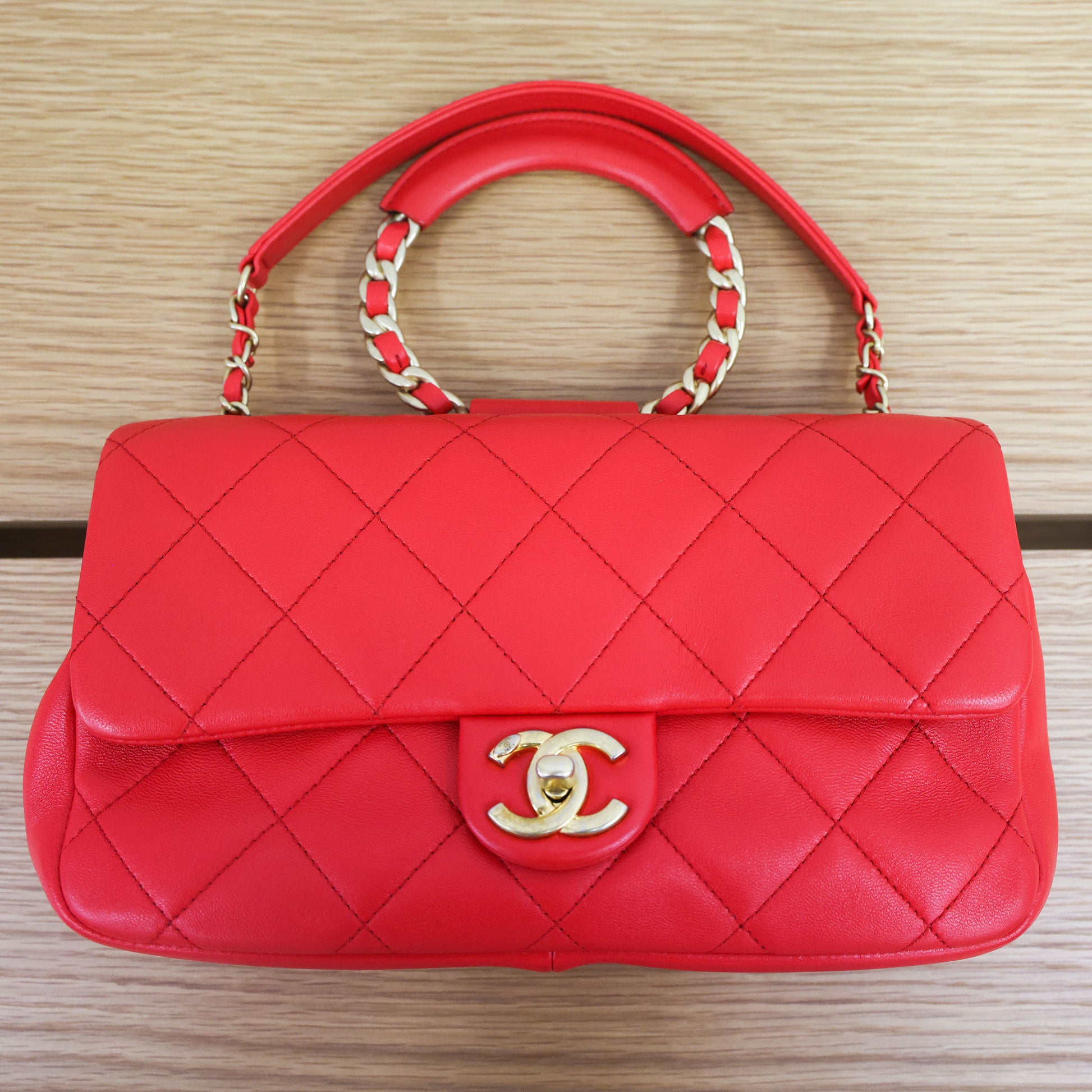 Pre-owned vintage Chanel AS1358 Matelasse Red Gold Hardware Lambskin 2 Way Chain Shoulder 29th Series Bag | Luxe Again Maison