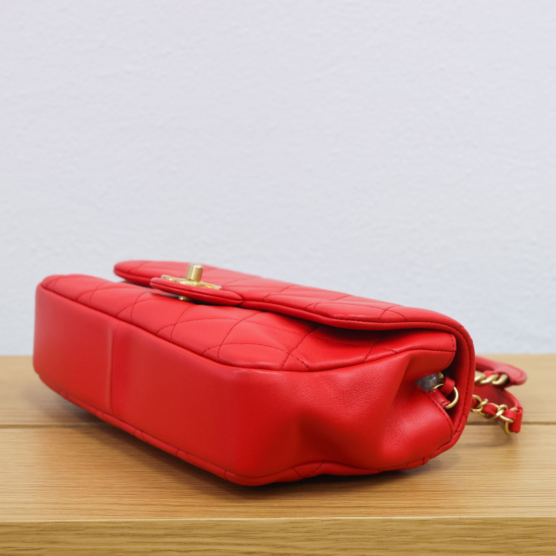 Pre-owned vintage Chanel AS1358 Matelasse Red Gold Hardware Lambskin 2 Way Chain Shoulder 29th Series Bag | Luxe Again Maison