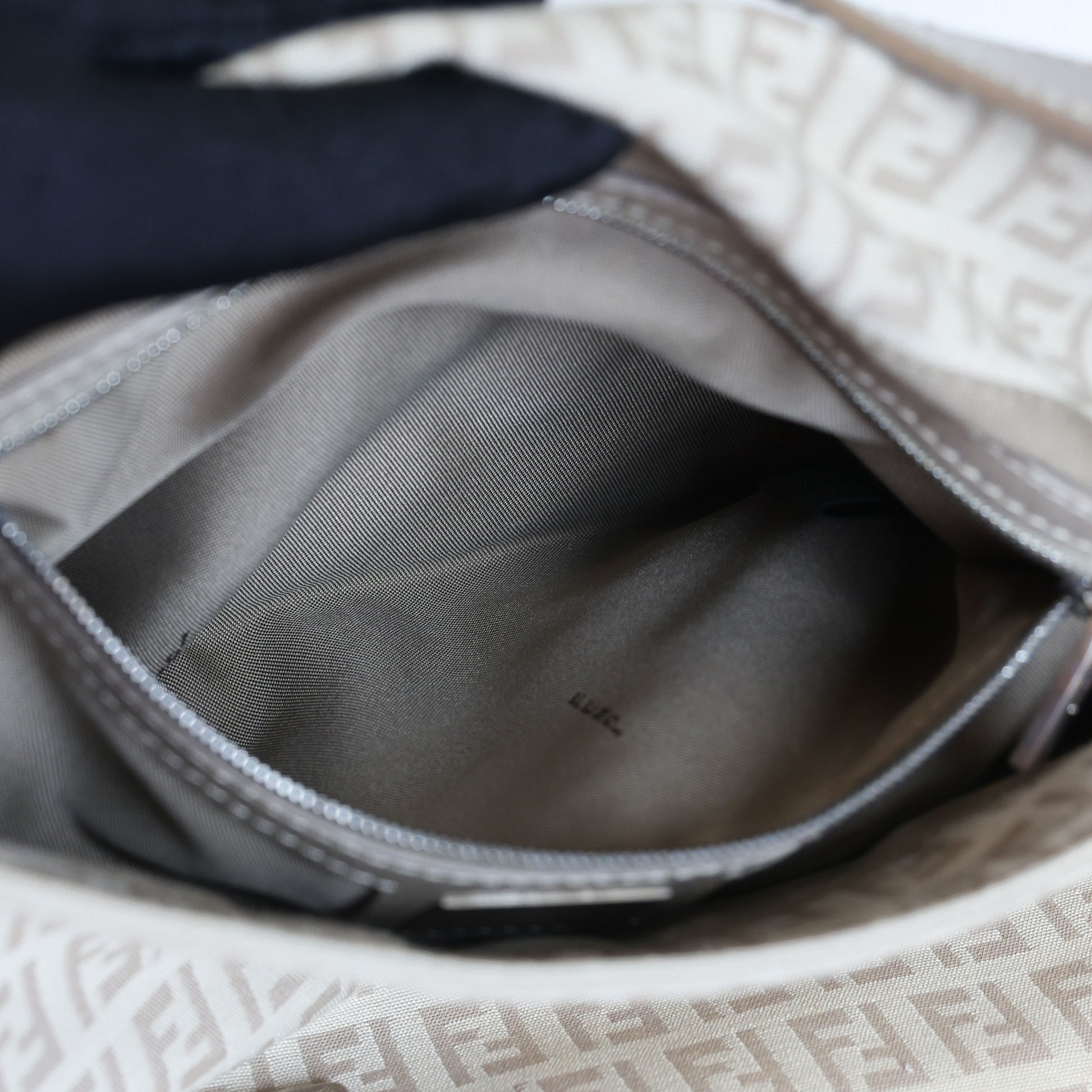 Preloved FENDI Mamma Baguette Zucchino Canvas Leather Beige Bag | Luxe Again Maison