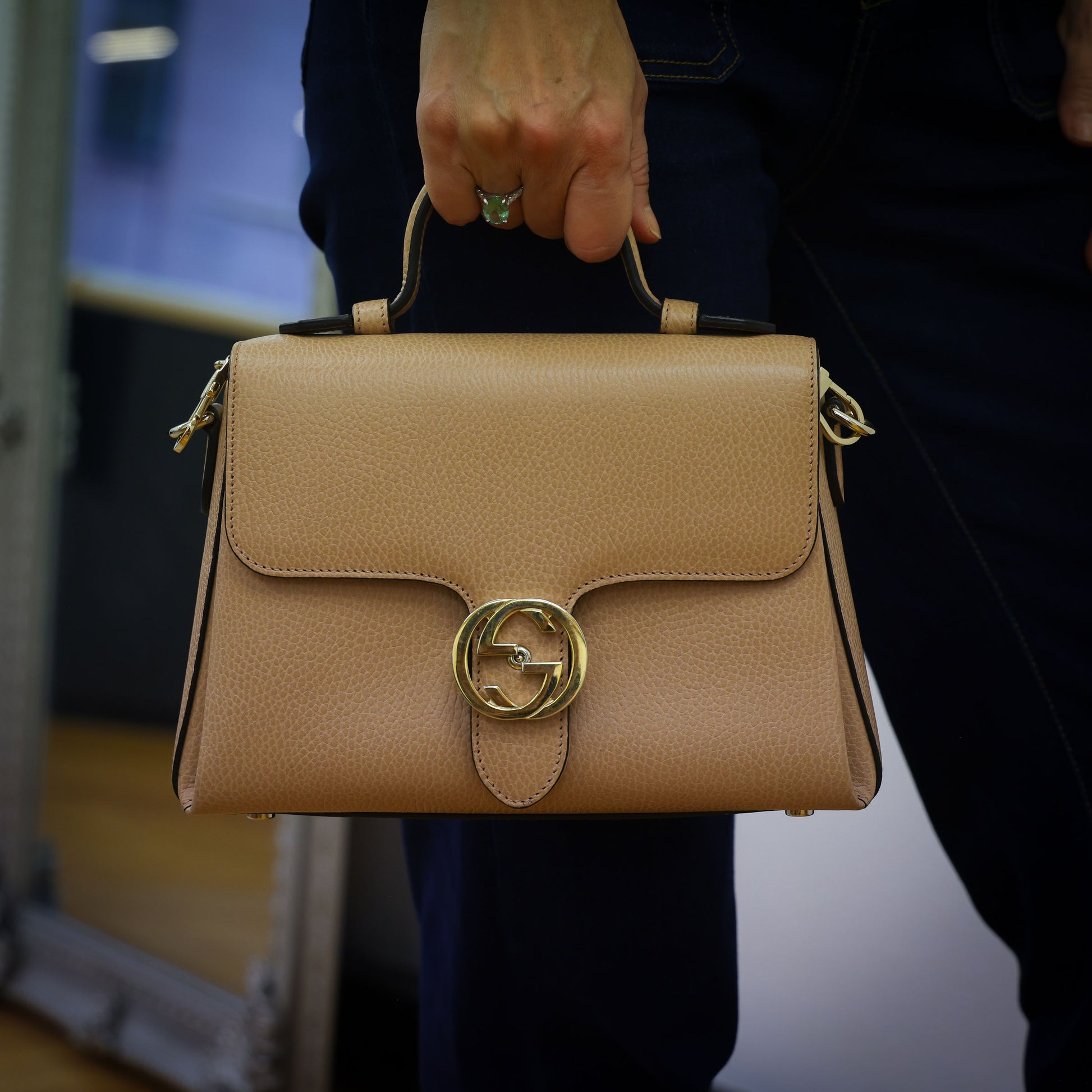 Preowned authentic Gucci 510302 Interlocking G 2 Way Crossbody Leather Beige Shoulder Handbag | Luxe Again Maison