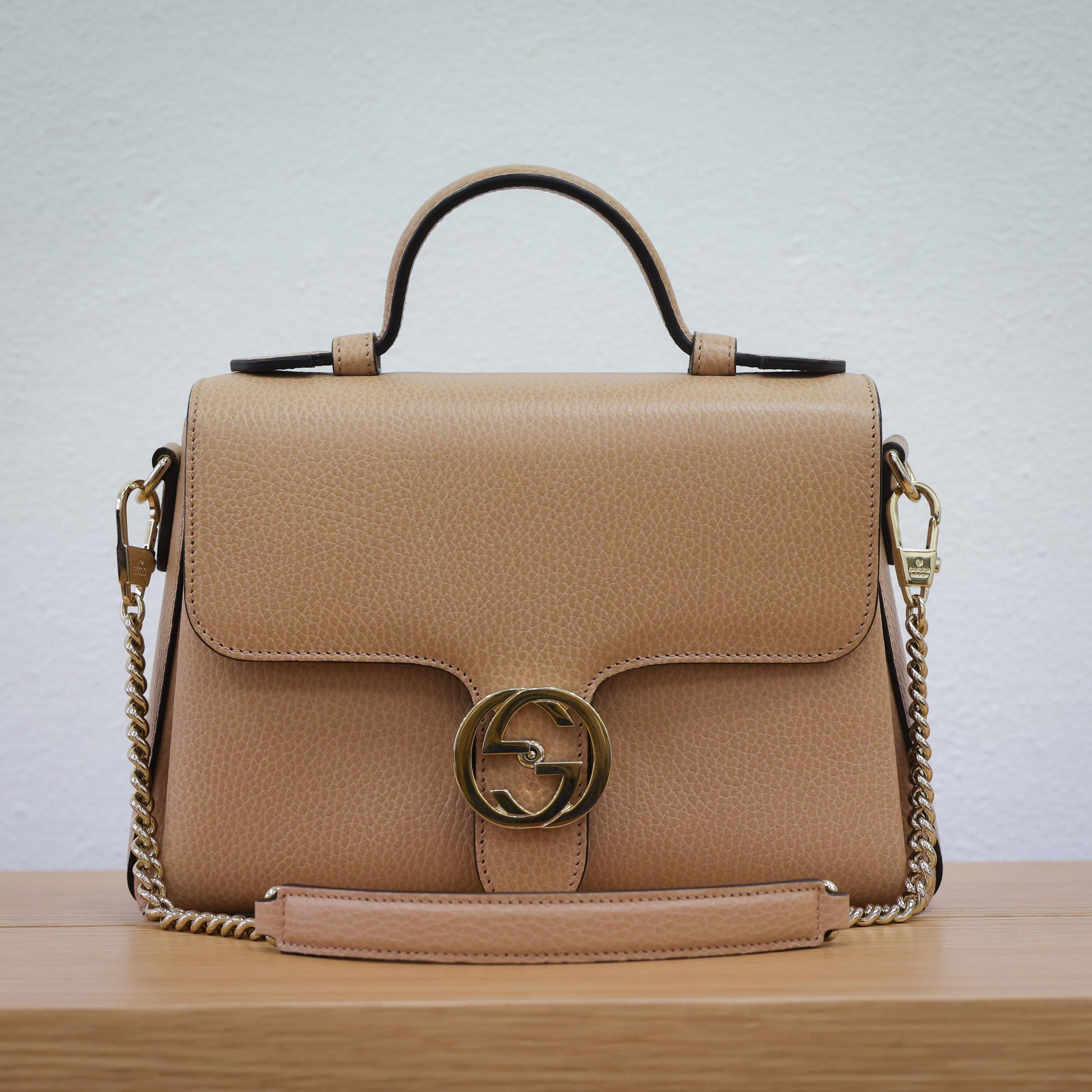 Preowned authentic Gucci 510302 Interlocking G 2 Way Crossbody Leather Beige Shoulder Handbag | Luxe Again Maison