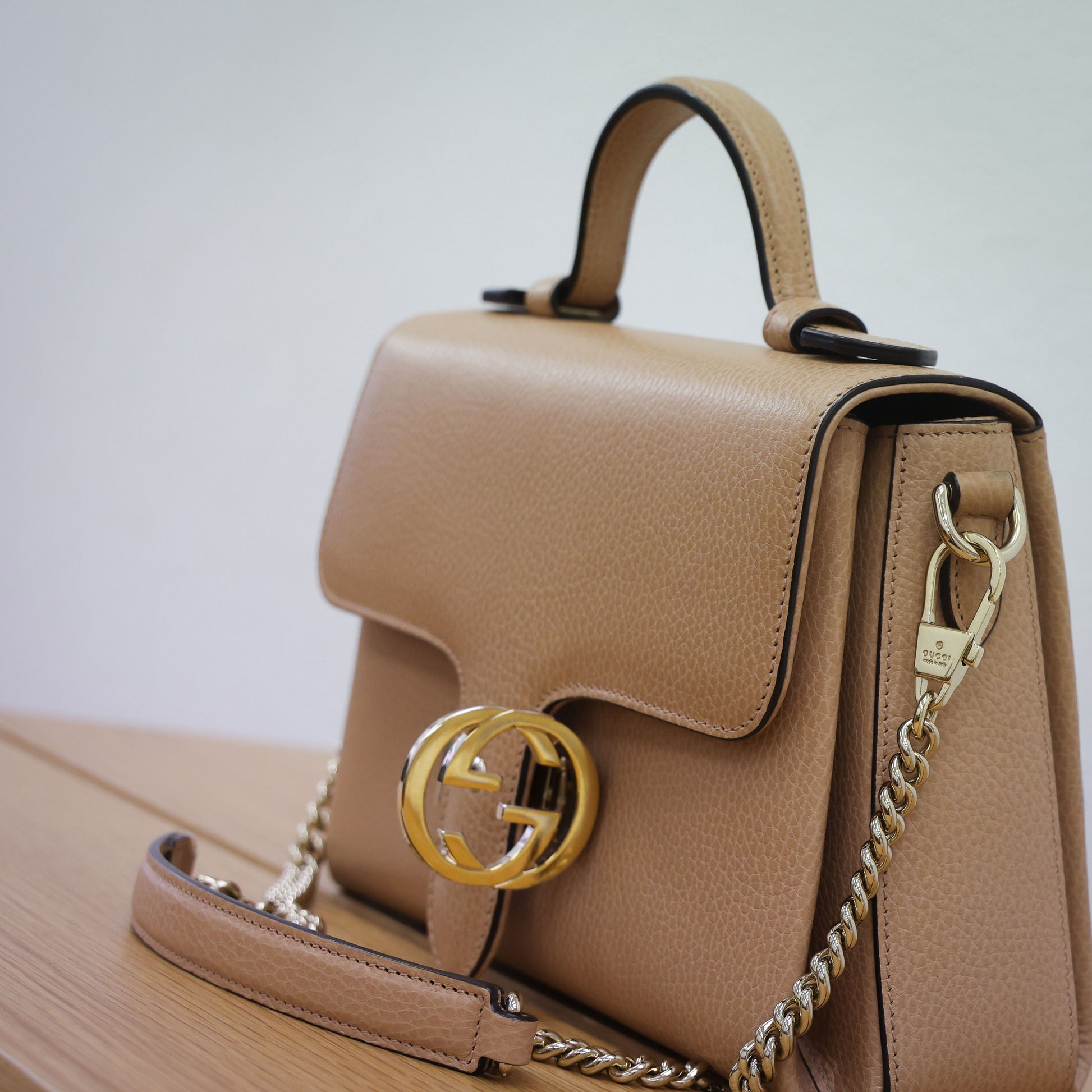 Preowned authentic Gucci 510302 Interlocking G 2 Way Crossbody Leather Beige Shoulder Handbag | Luxe Again Maison