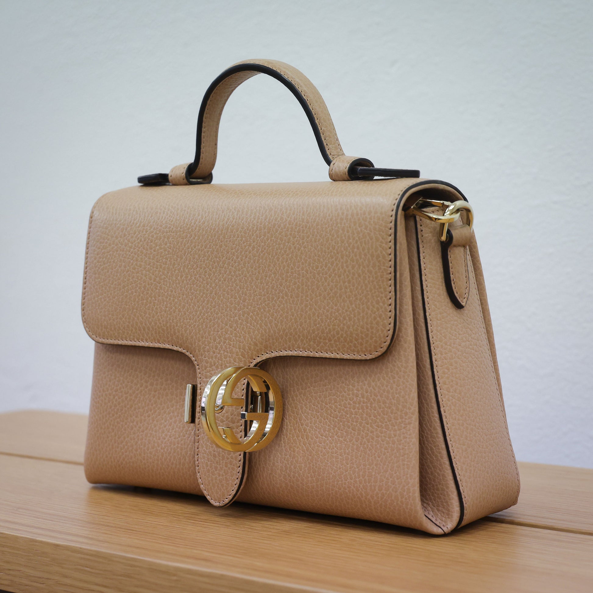 Preowned authentic Gucci 510302 Interlocking G 2 Way Crossbody Leather Beige Shoulder Handbag | Luxe Again Maison