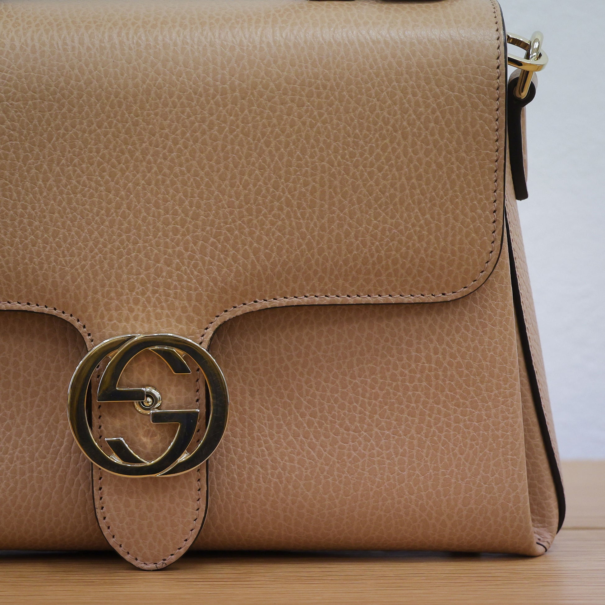 Preowned authentic Gucci 510302 Interlocking G 2 Way Crossbody Leather Beige Shoulder Handbag | Luxe Again Maison