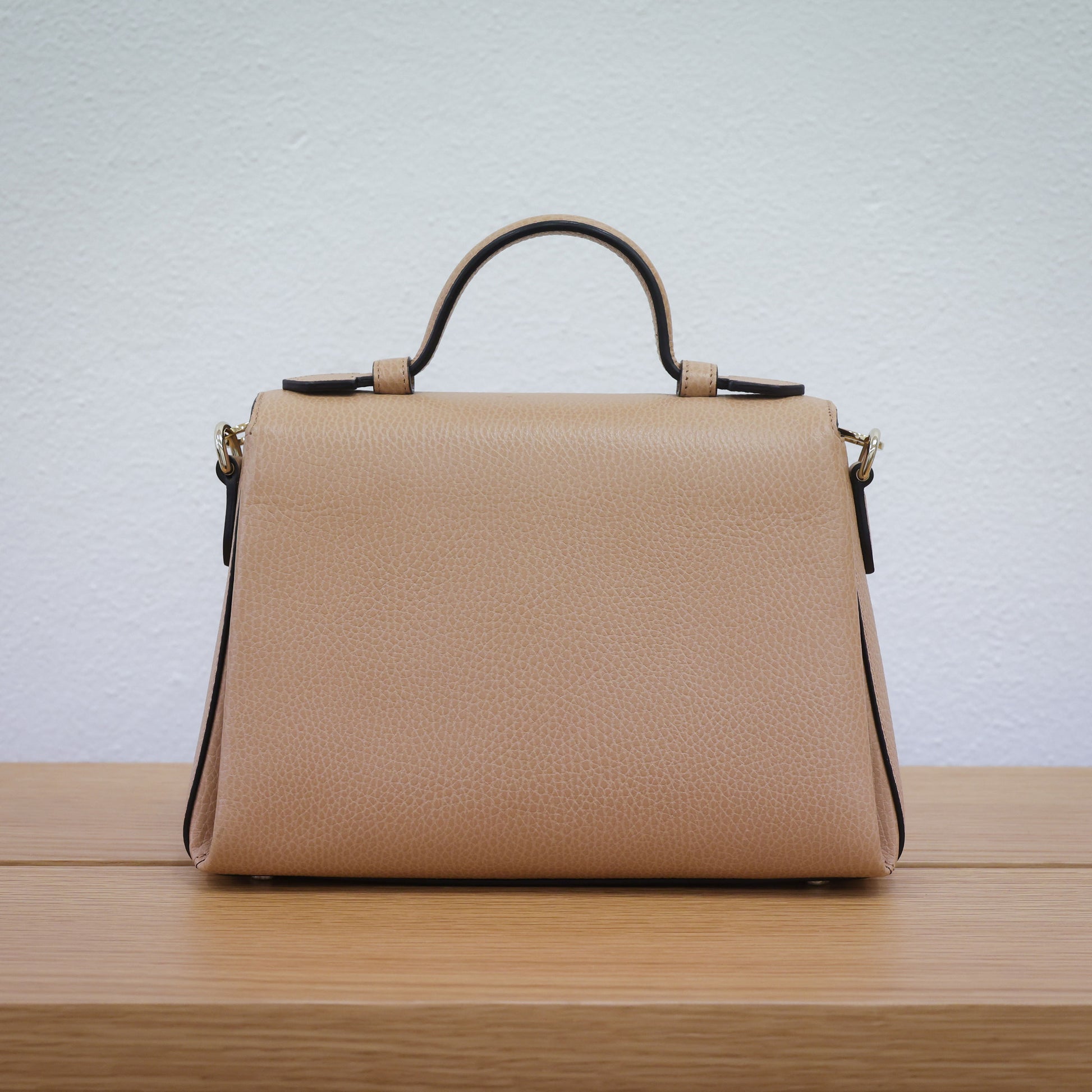 Preowned authentic Gucci 510302 Interlocking G 2 Way Crossbody Leather Beige Shoulder Handbag | Luxe Again Maison