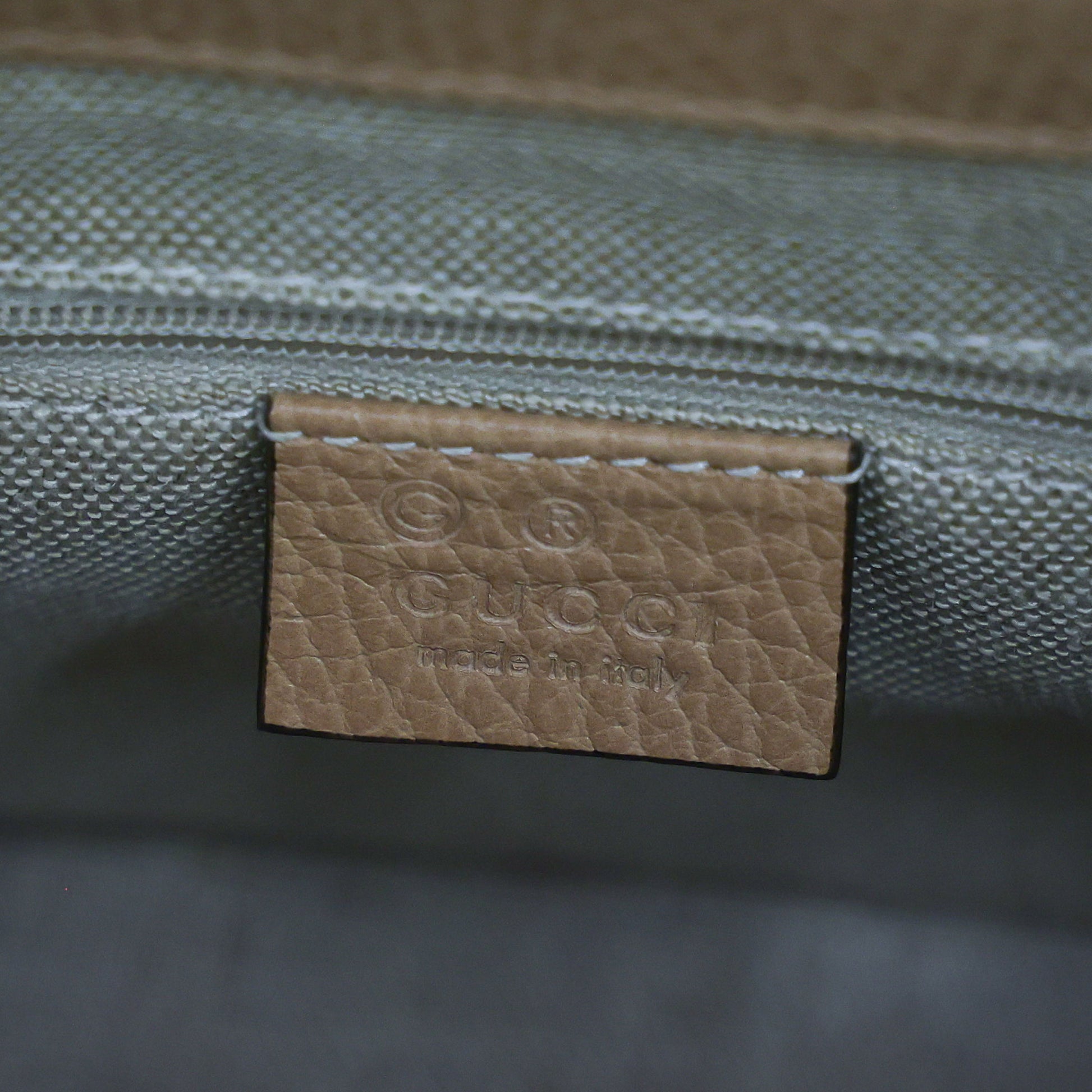 Preowned authentic Gucci 510302 Interlocking G 2 Way Crossbody Leather Beige Shoulder Handbag | Luxe Again Maison