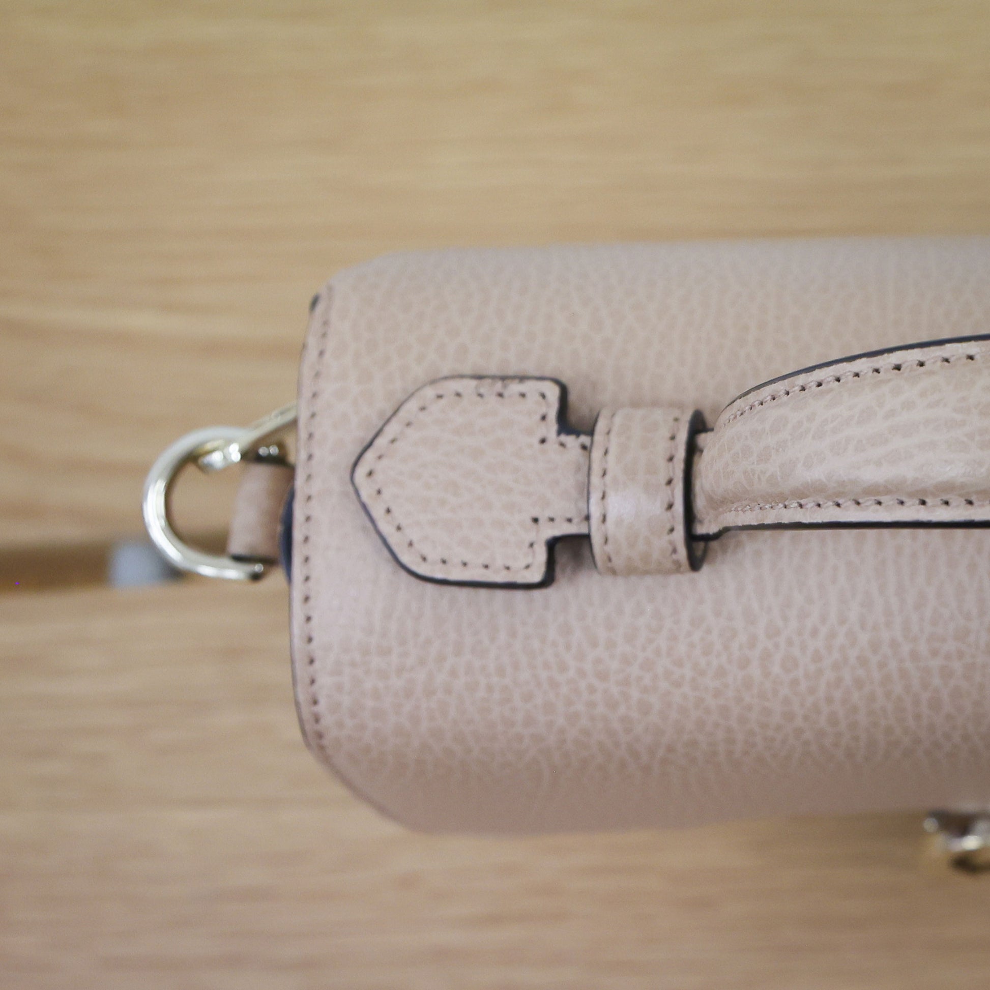 Preowned authentic Gucci 510302 Interlocking G 2 Way Crossbody Leather Beige Shoulder Handbag | Luxe Again Maison