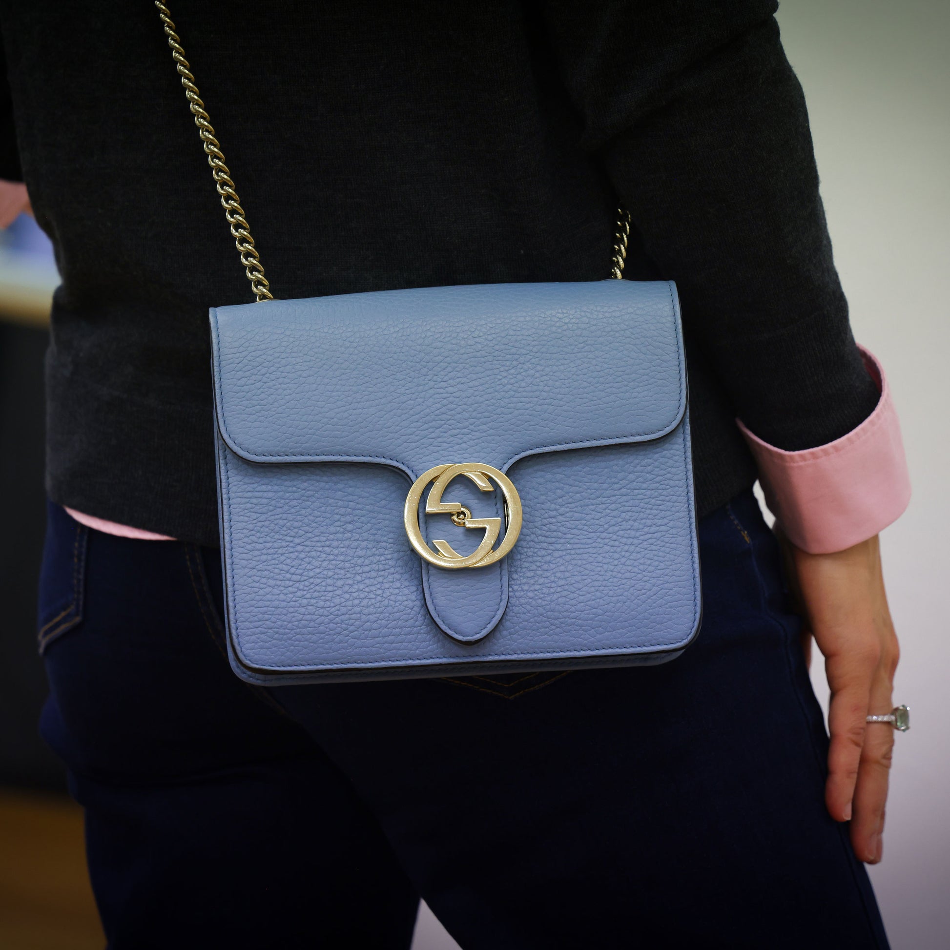 Pre-owned authentic Gucci Interlocking G Chain 510304 Shoulder Leather Light Blue Bag | Luxe Again Maison