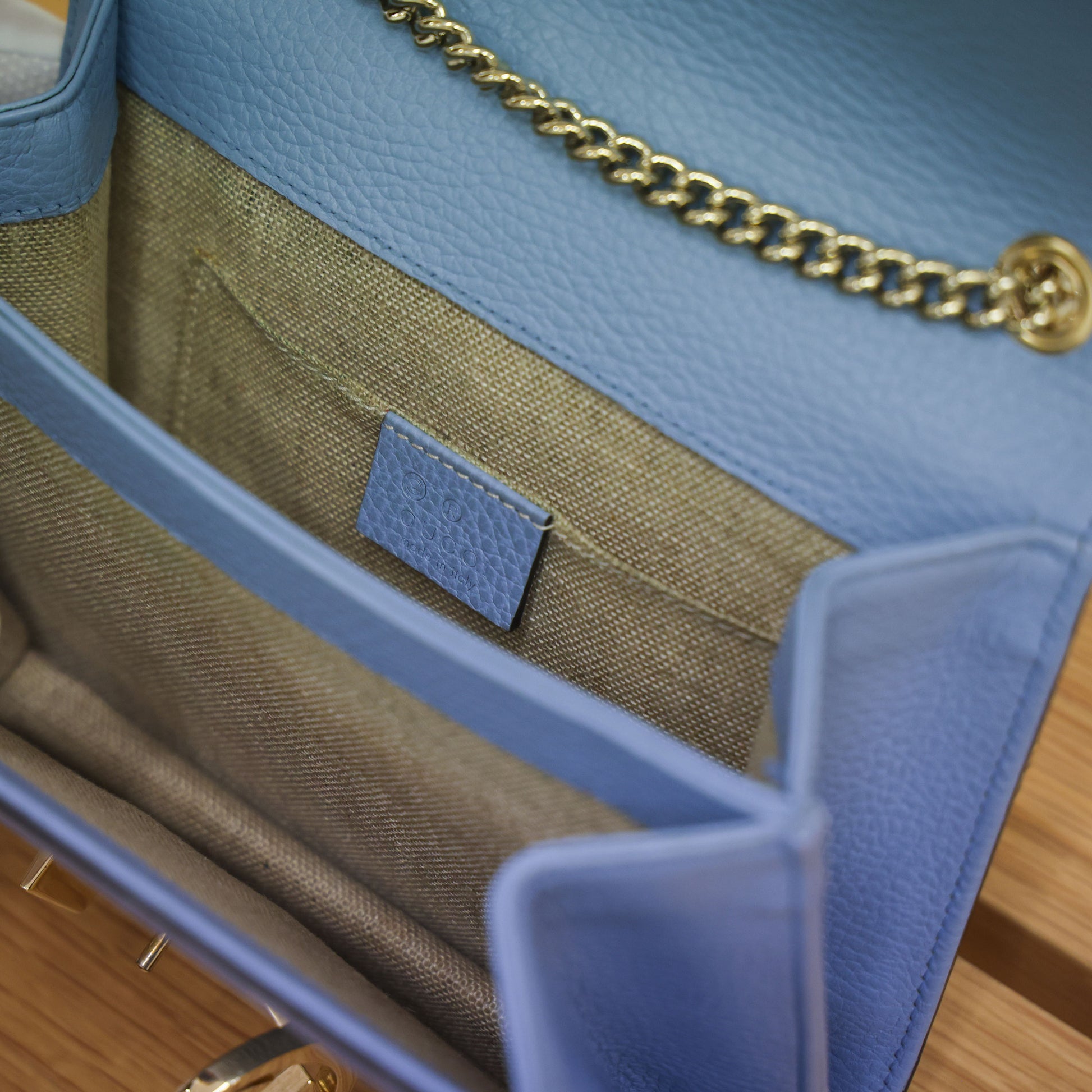 Pre-owned authentic Gucci Interlocking G Chain 510304 Shoulder Leather Light Blue Bag | Luxe Again Maison