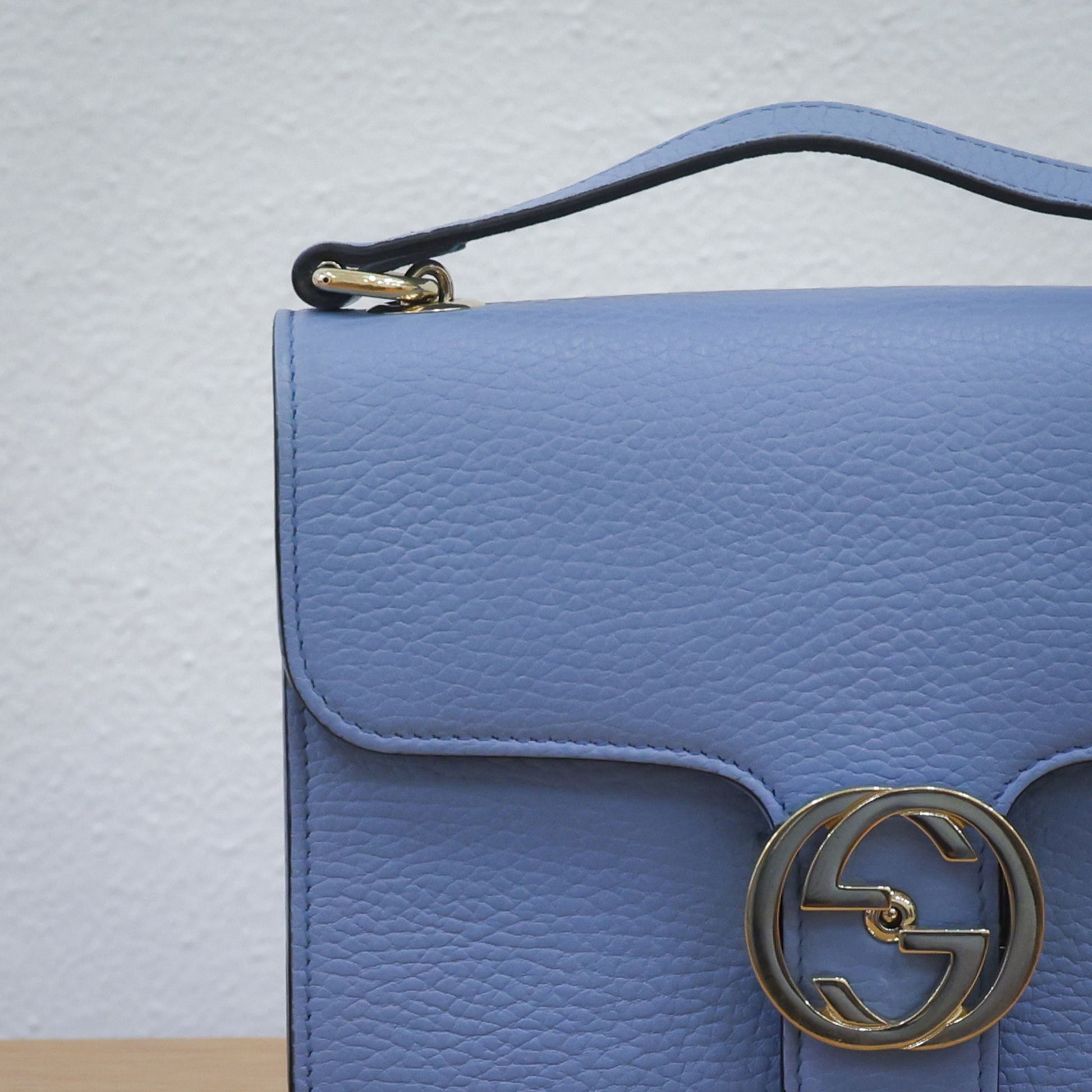 Pre-owned authentic Gucci Interlocking G Chain 510304 Shoulder Leather Light Blue Bag | Luxe Again Maison
