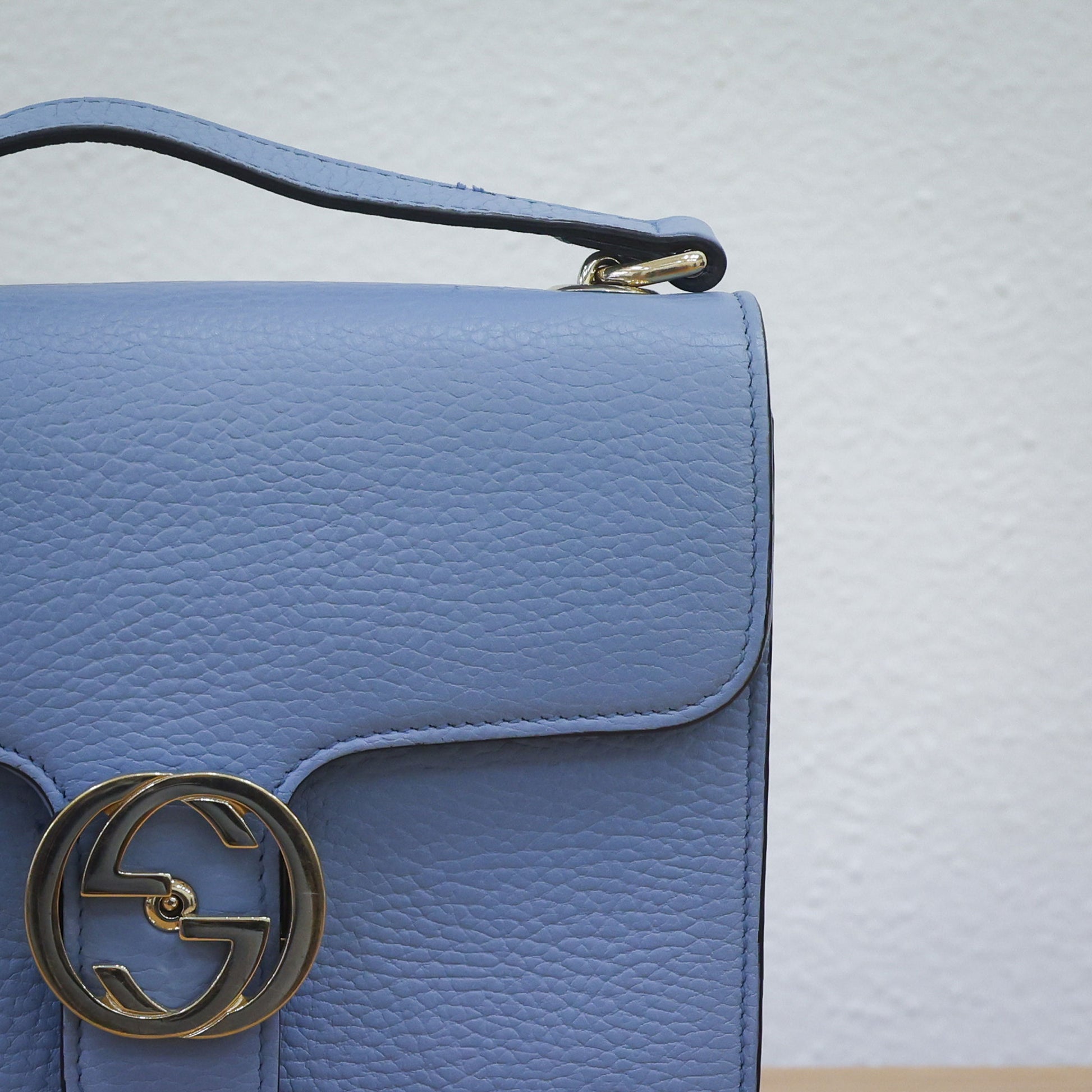 Pre-owned authentic Gucci Interlocking G Chain 510304 Shoulder Leather Light Blue Bag | Luxe Again Maison