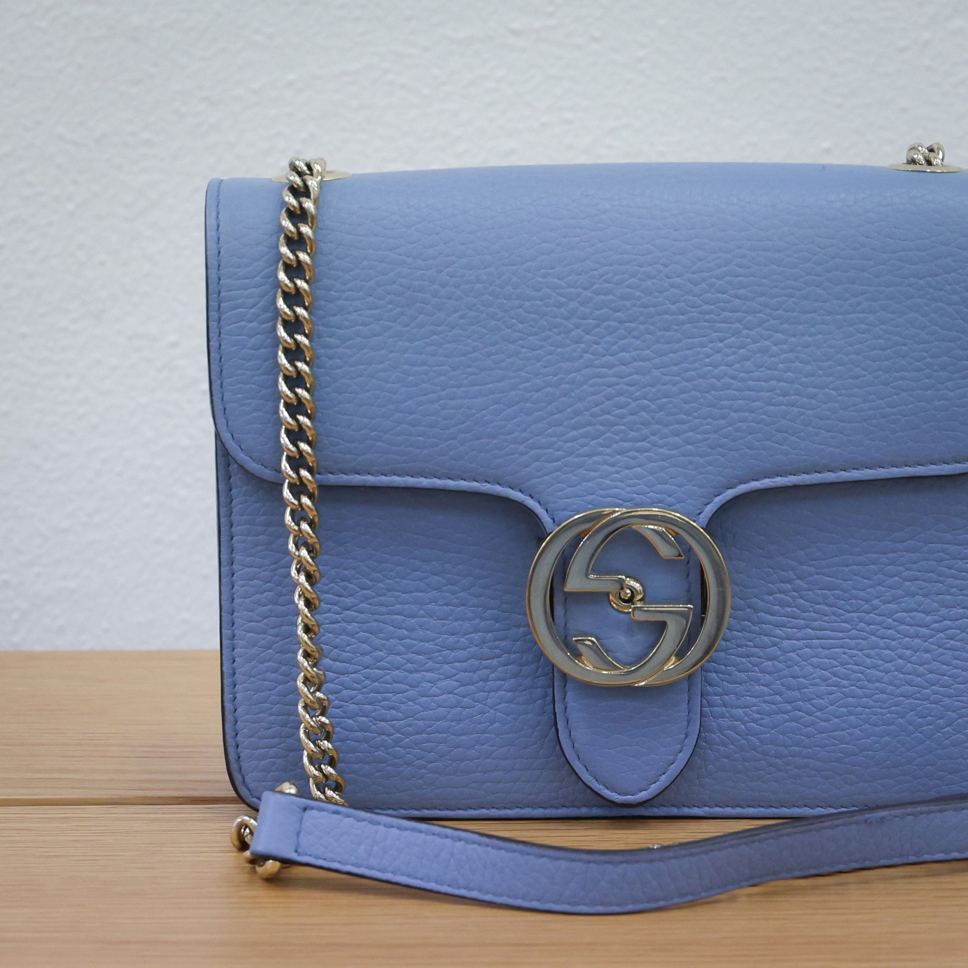 Pre-owned authentic Gucci Interlocking G Chain 510304 Shoulder Leather Light Blue Bag | Luxe Again Maison