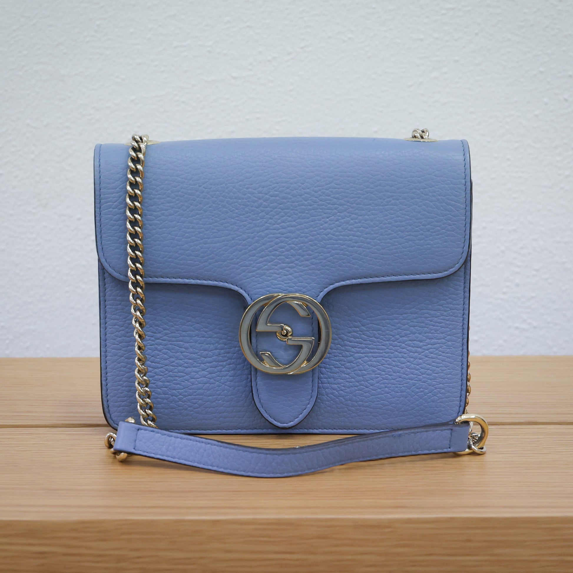 Pre-owned authentic Gucci Interlocking G Chain 510304 Shoulder Leather Light Blue Bag | Luxe Again Maison
